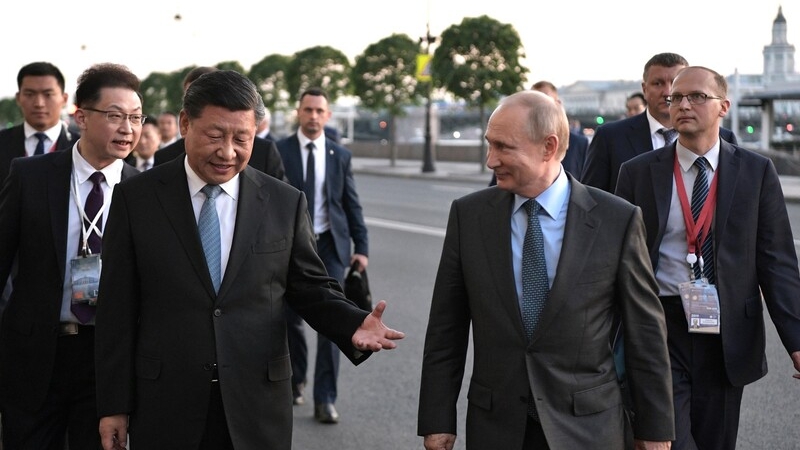 Владимир Путин и Си Цзиньпин проводят неформальную встречу