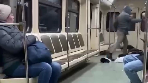 Мужчину, избившего двух человек в московском метро, проверяет полиция