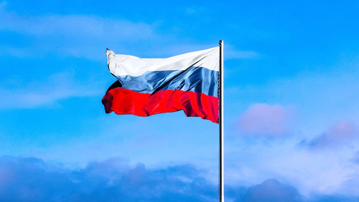 Организаторы концерта Мэйби Бейби в Петербурге потребовали убрать флаги России. Мизулина проверяет инцидент