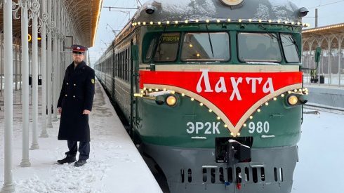 В Петербурге на маршрут вышел ретропоезд «Лахта»