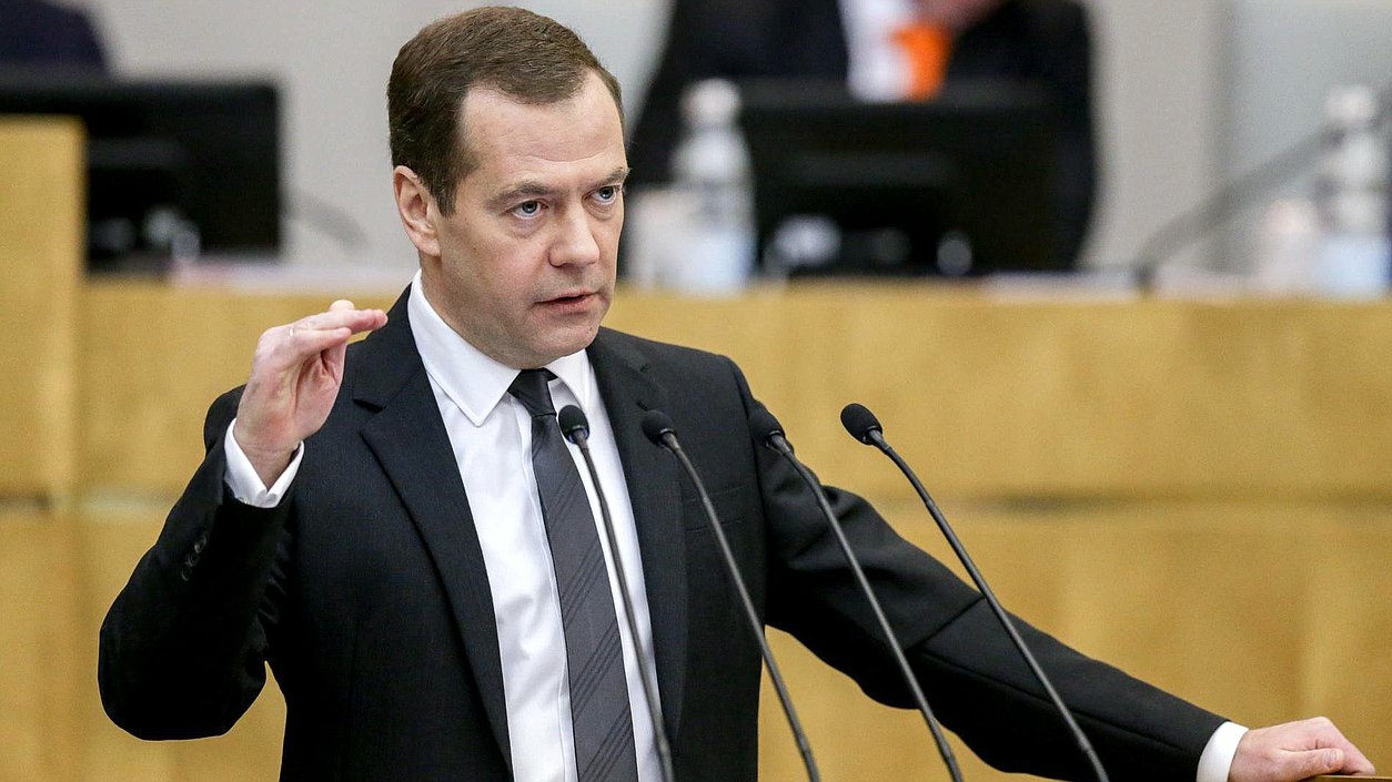 Медведев: Поставки разрушительного оружия Киеву из-за рубежа приведут к ядерному апокалипсису