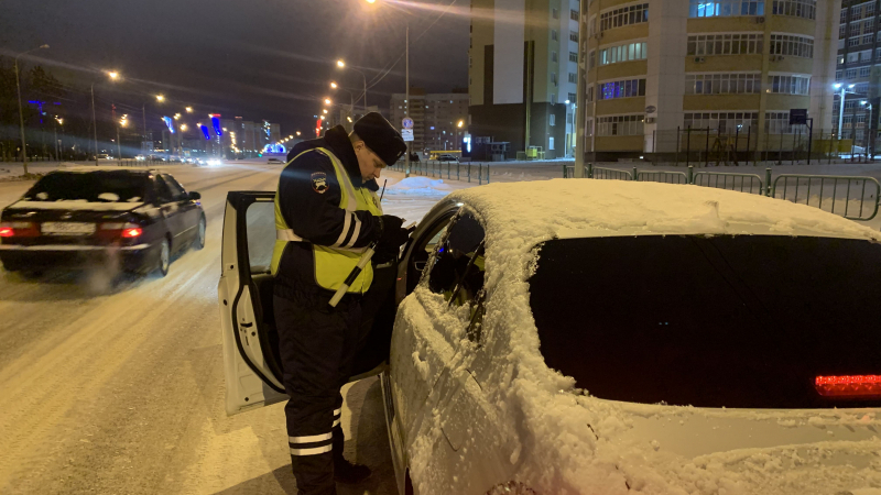 В Петербурге водитель сбил школьника, который переходил дорогу в неположенном месте