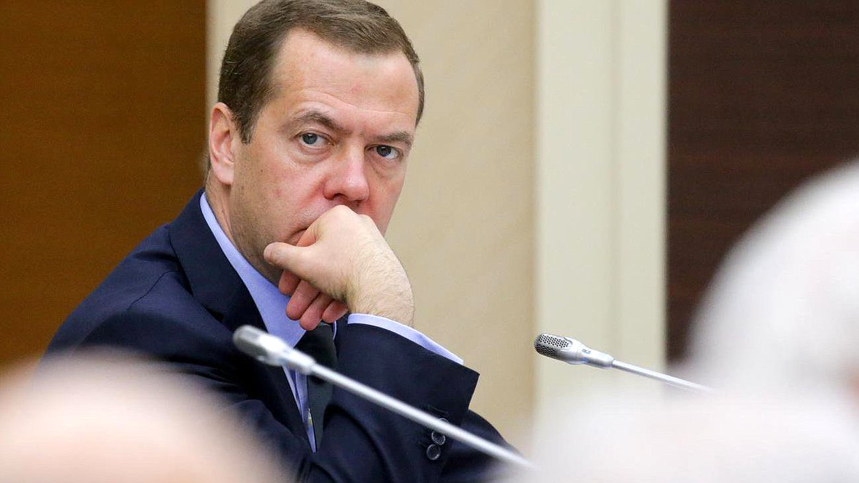 Медведев сыронизировал над запретом Украиной общих с Россией традиций