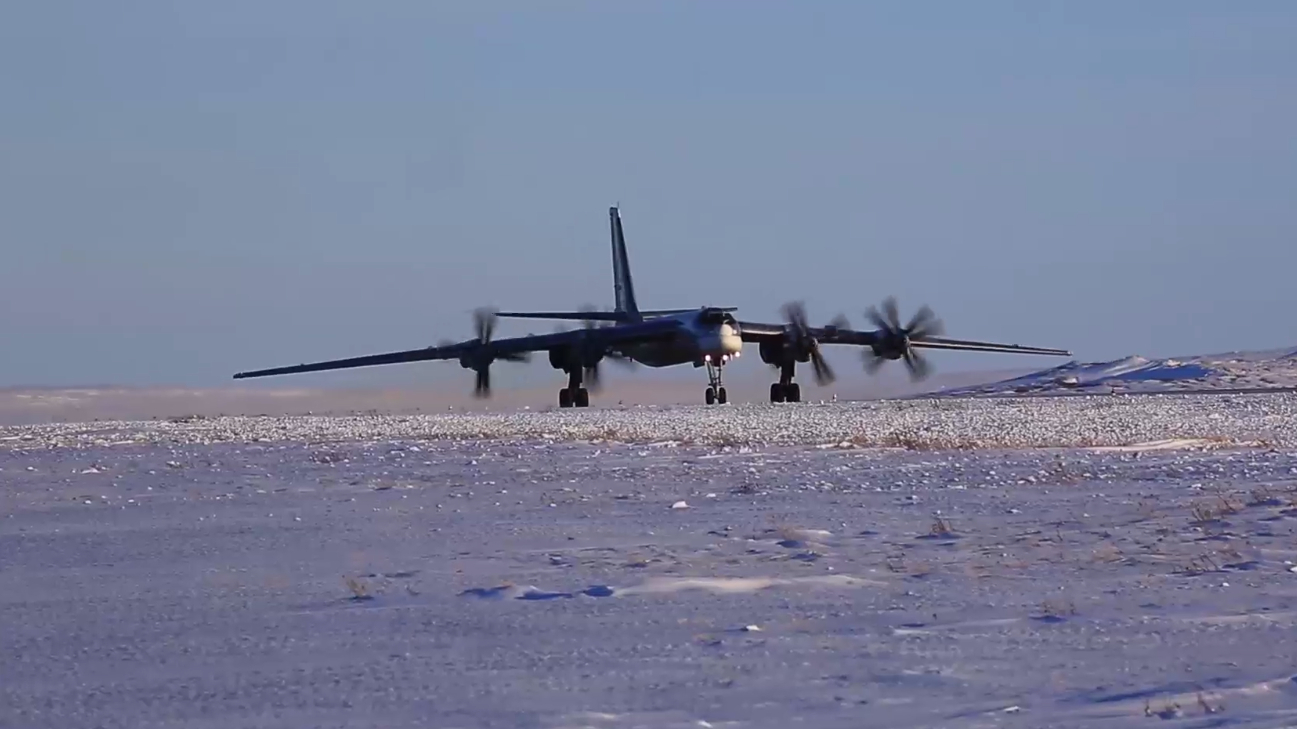 Самолеты Ту-95МС выполнили полет над Чукотским и Охотоским морями