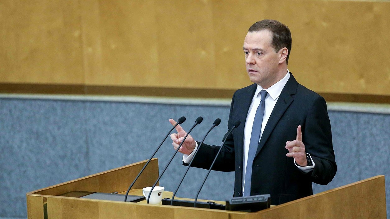 Медведев: решение ЕС о ввозе смартфонов из РФ стало плевком в лицо россиянам