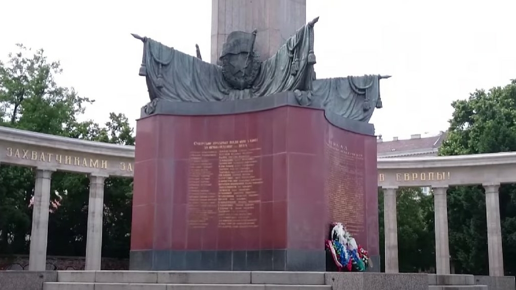 Делегация России в столице Австрии не смогла возложить цветы к памятнику советским воинам