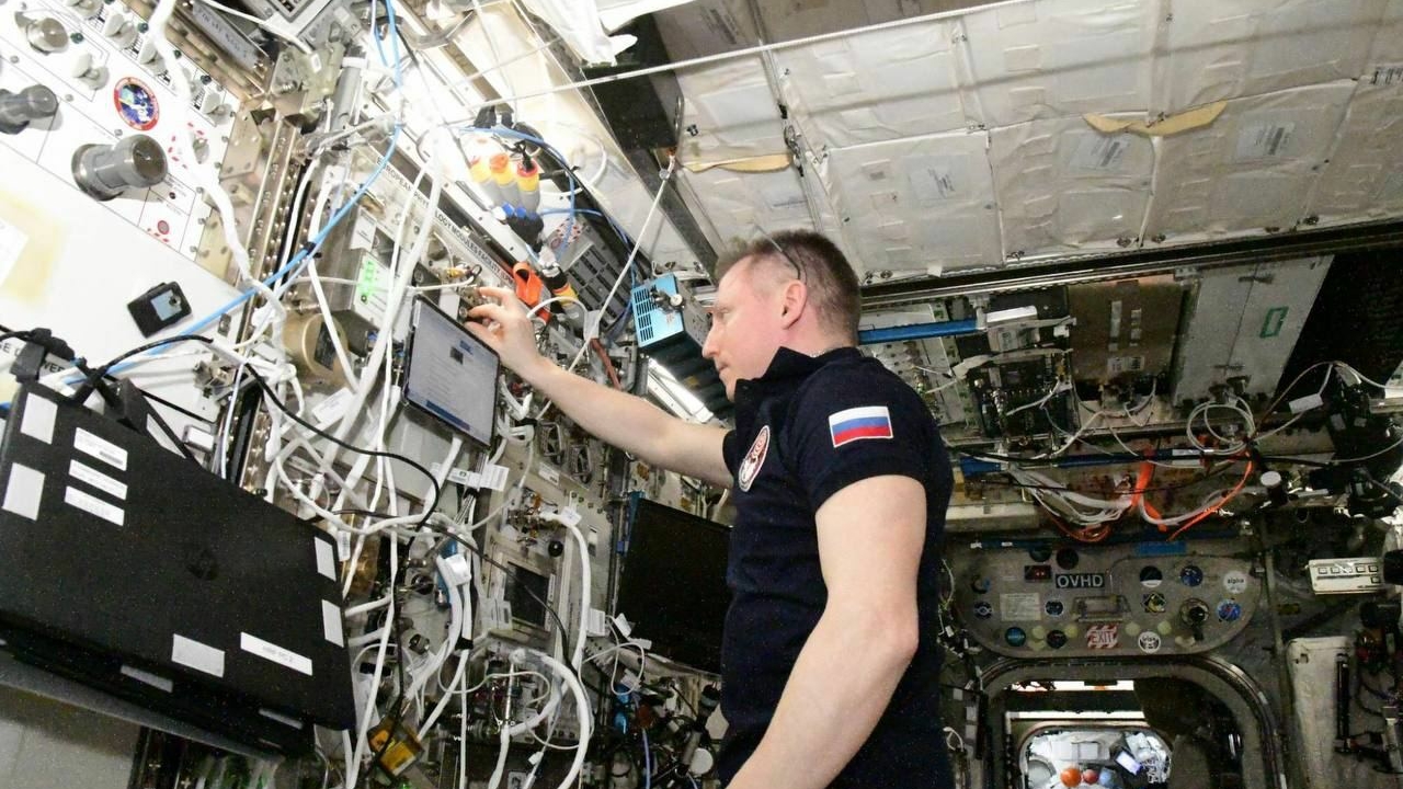 Российские космонавты тестируют «Плазменный кристалл-4» для борьбы с лунной пылью