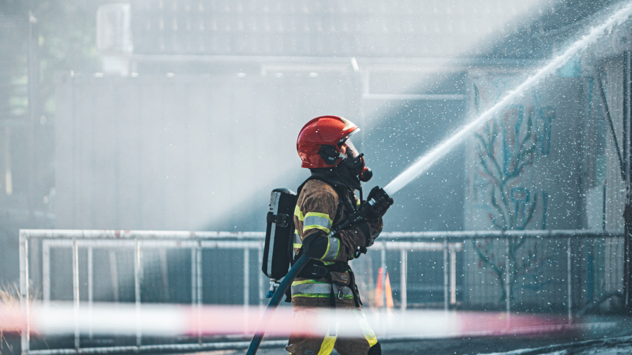 Спасатели локализовали пожар на складе в Калининском районе Санкт-Петербурга