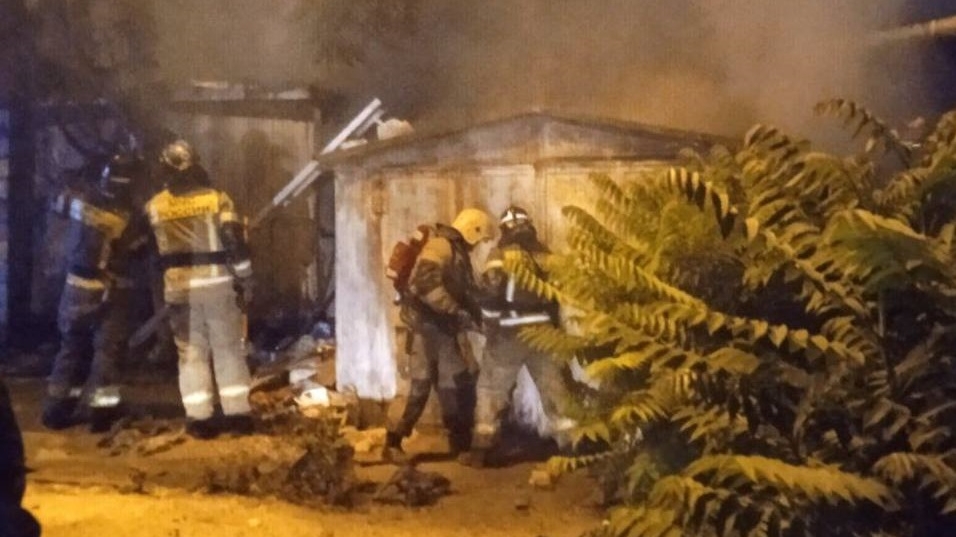 Два севастопольца погибли во время пожара в гаражном кооперативе