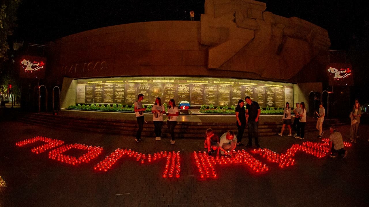 В День памяти и скорби севастопольцы зажгли 10 тысяч свечей у Мемориала обороны города