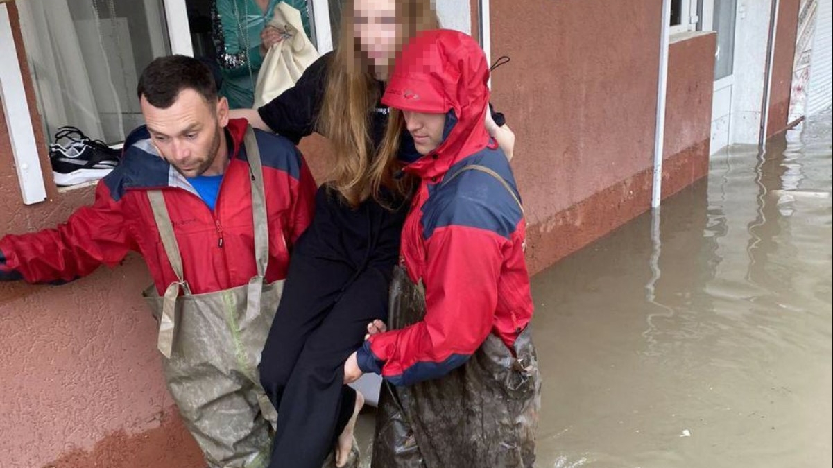 В Севастополе после дождя затопило помещение — оттуда эвакуировали семь человек