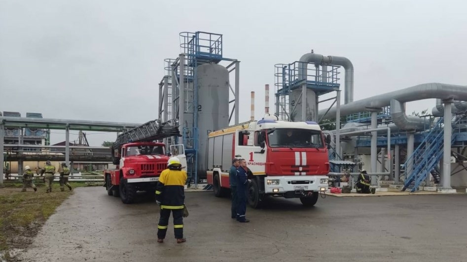 В Краснодаре потушили пожар на нефтеперерабатывающем заводе