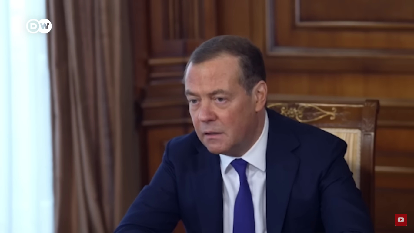 Медведев считает, что мечтать о «возврате в дружную европейскую семью» могут только «отщепенцы»