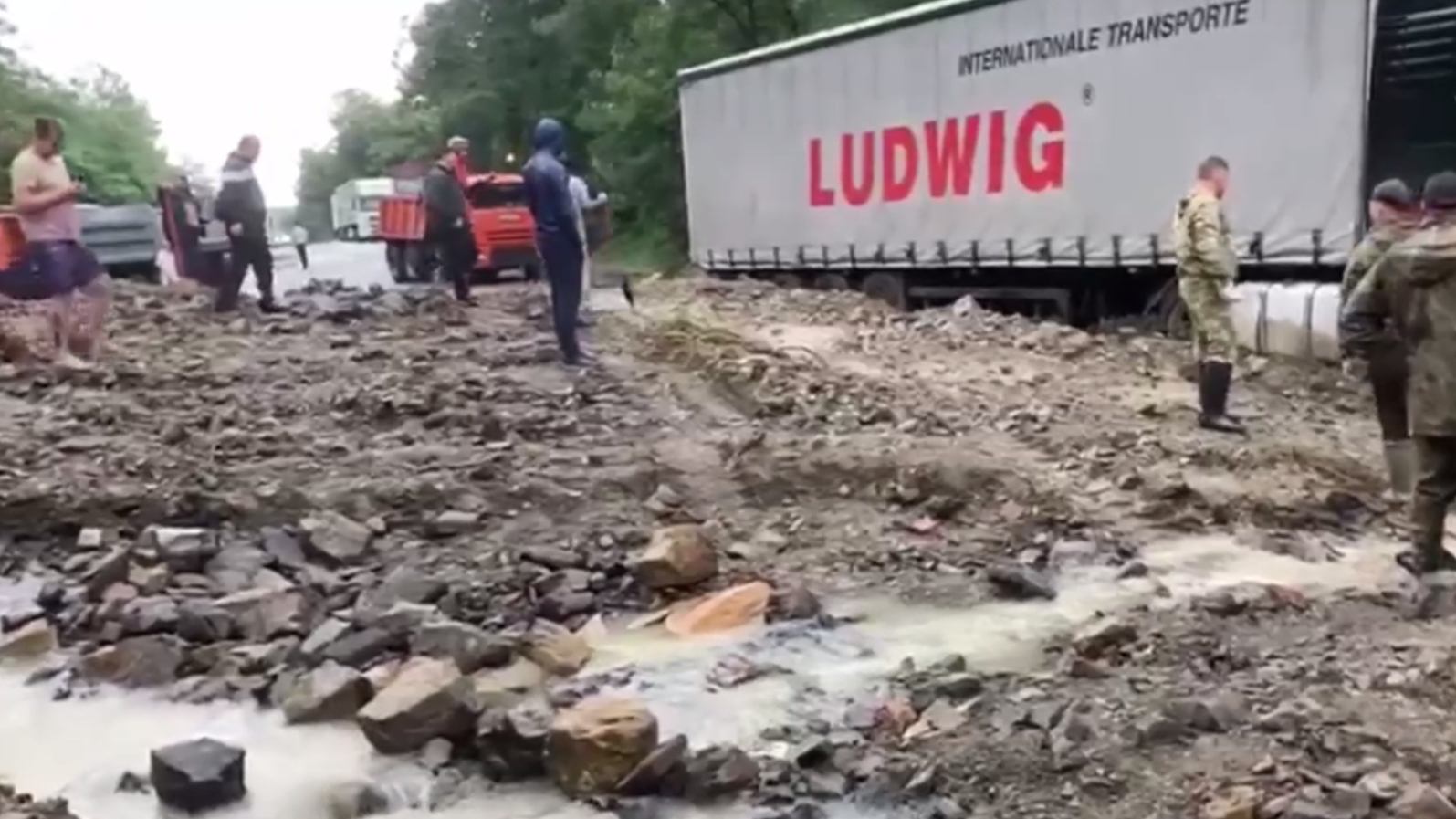 Сразу трое человек бесследно исчезли при потопе в Краснодарском крае