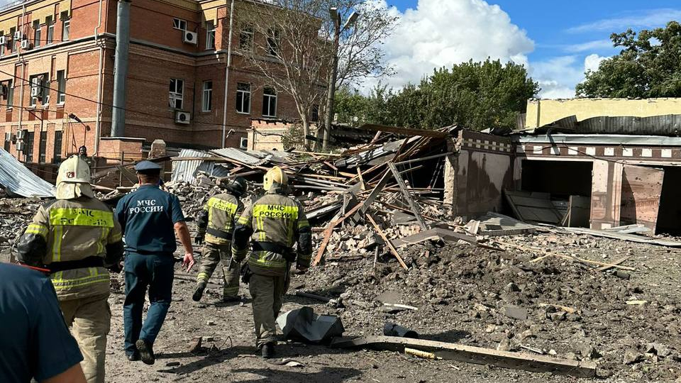 Количество пострадавших при взрыве у ресторана «Чехов сад» в Таганроге выросло до 15 человек. Точное число жертв уточняется