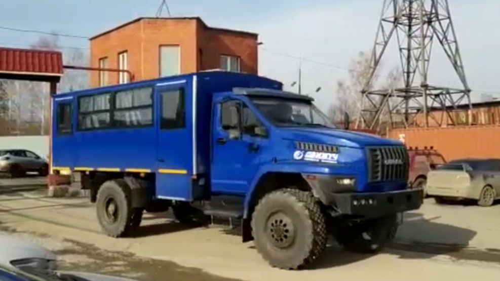 Переполненный рабочими автобус опрокинулся на закрытой дороге в Якутии