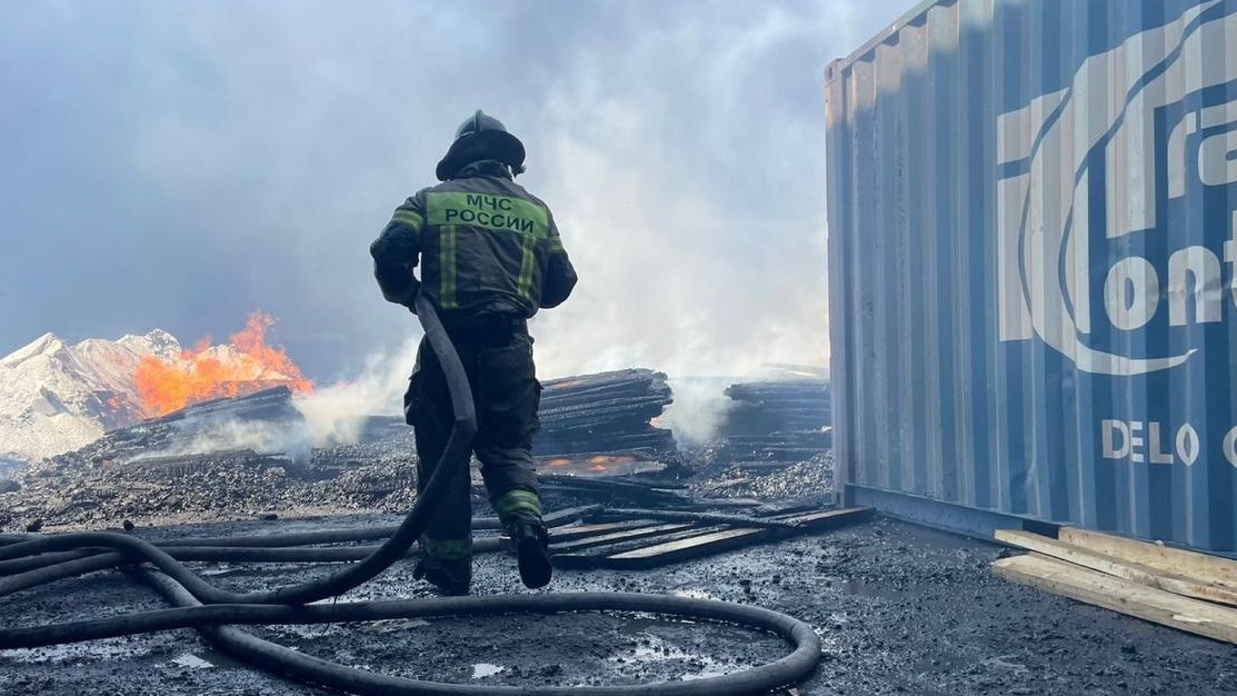 МЧС заявило о ликвидации пожара в грузовом терминале Новороссийска