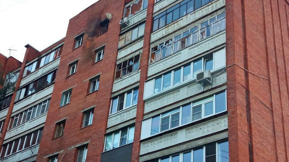 В многоэтажном доме в Курске взрывной волной выбило окна после падения БПЛА