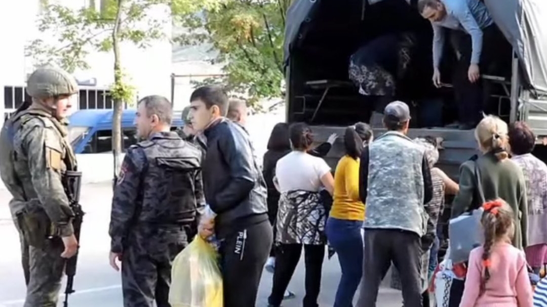В Армению приехала первая группа эвакуированных из Карабаха жителей