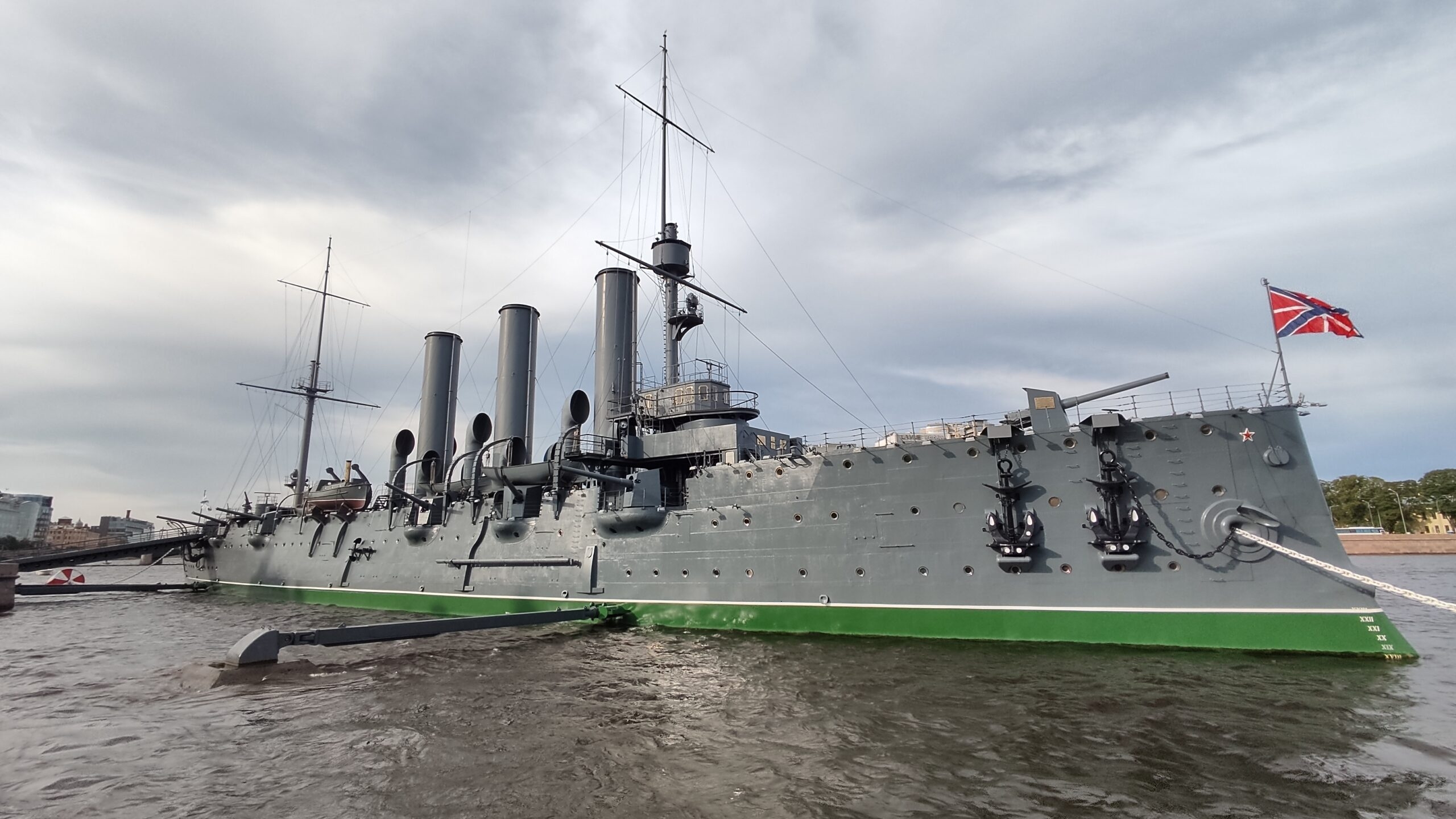 В Петербурге из-за поломки генератора катер волной прибило к крейсеру «Аврора»