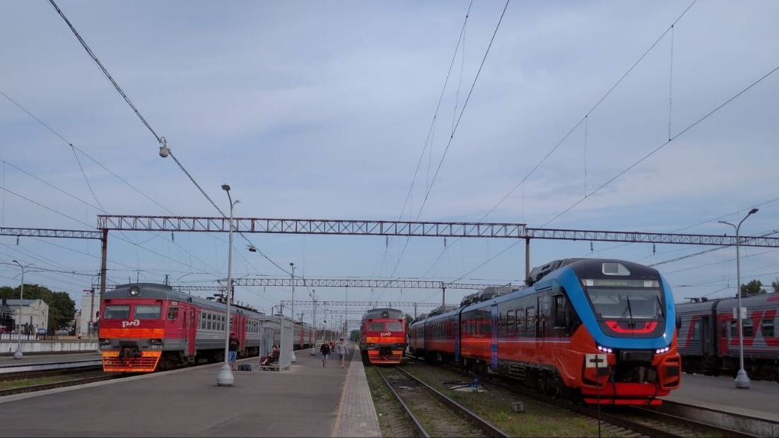 Дым повалил из строительной бытовки на Курском вокзале в Москве