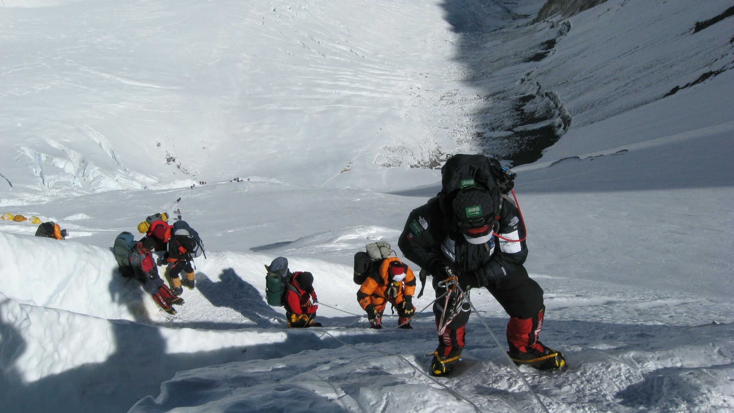 Пострадавшую при камнепаде альпинистку эвакуируют с вершины Казбека