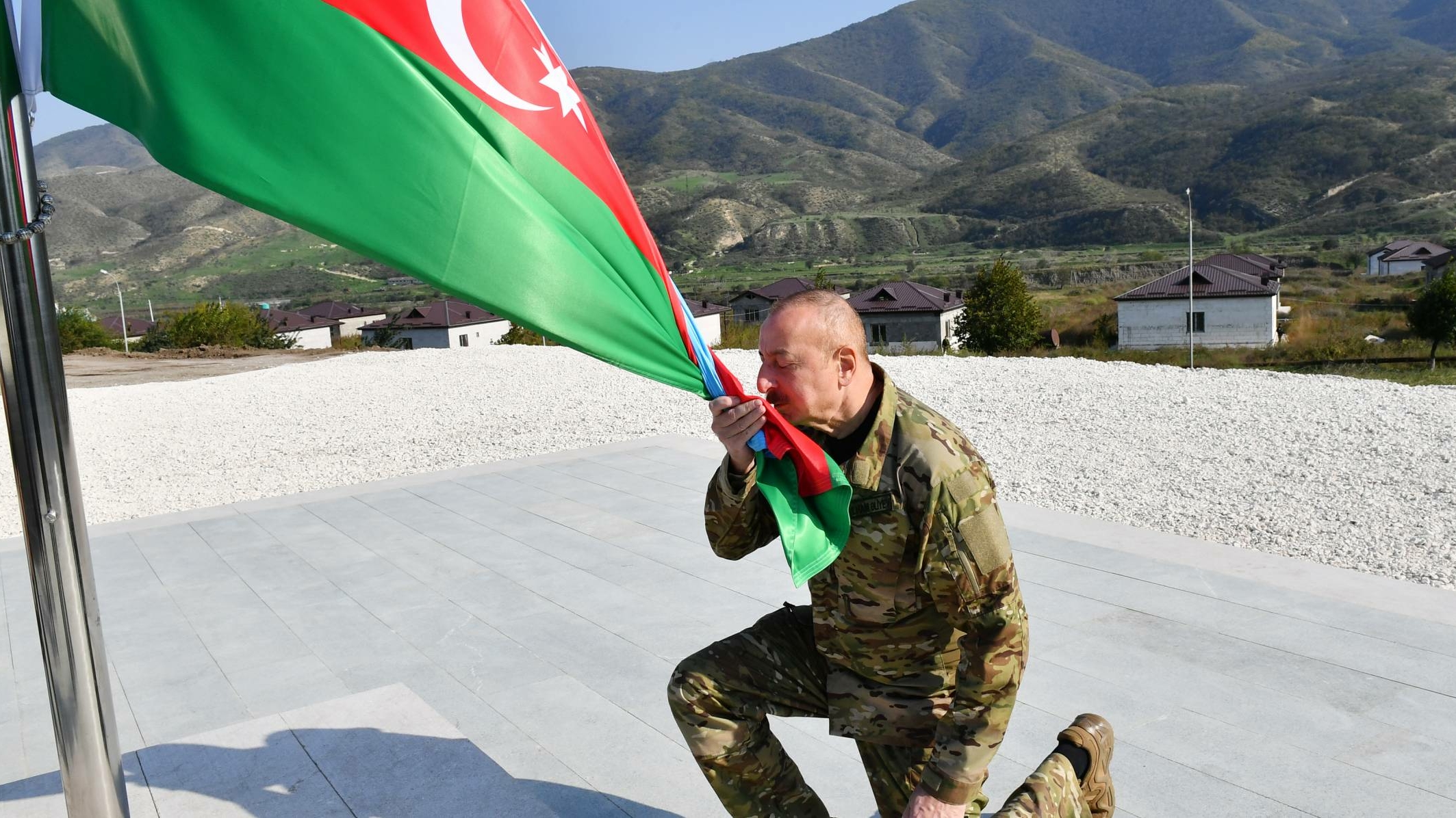 Алиев поцеловал и поднял флаг Азербайджана над Степанакертом