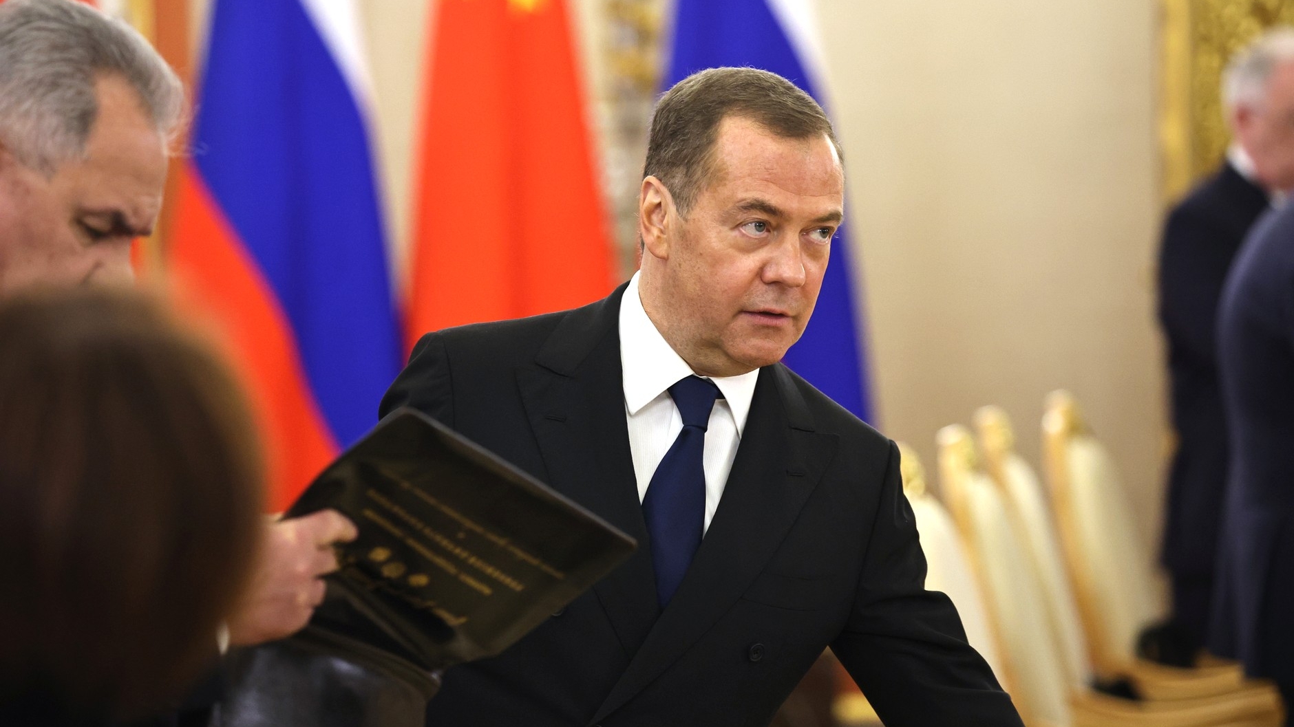 Медведев: глава Пентагона признал выгоду от помощи Украине