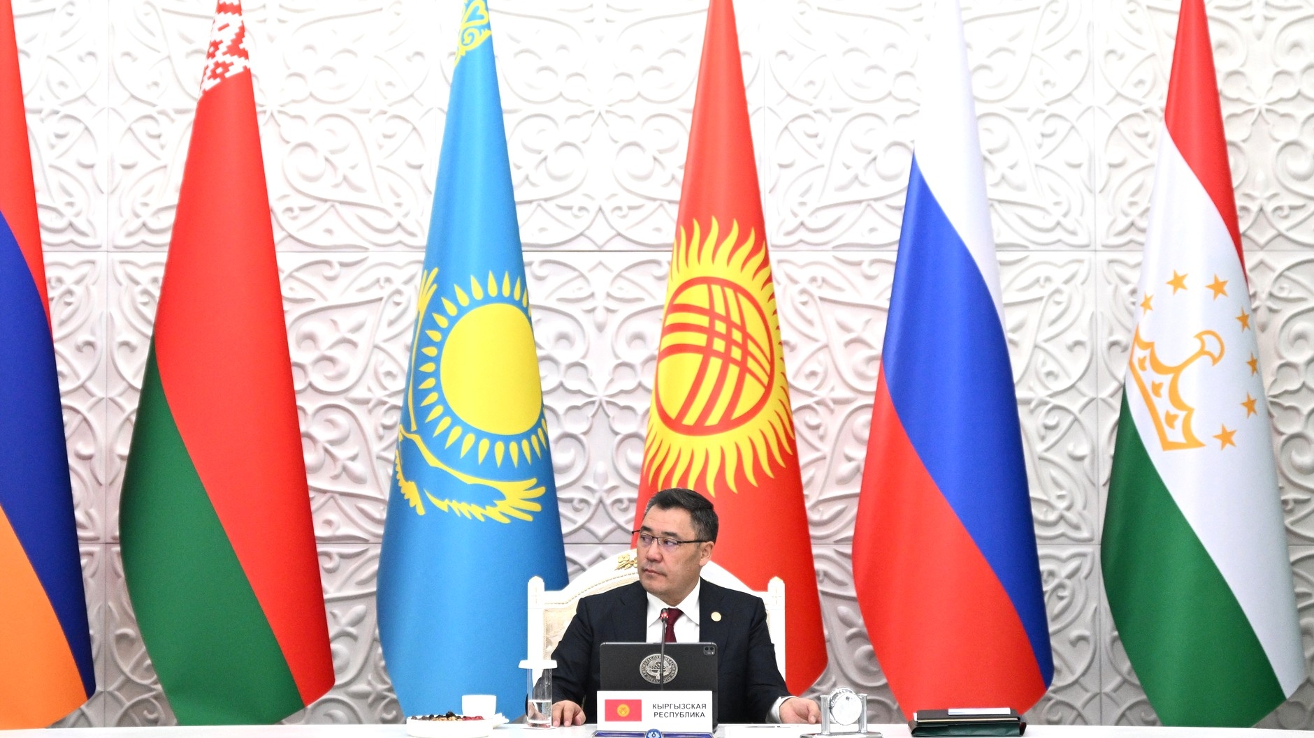 Президент Кыргызстана высказался за прекращение боевых действий в Секторе Газа