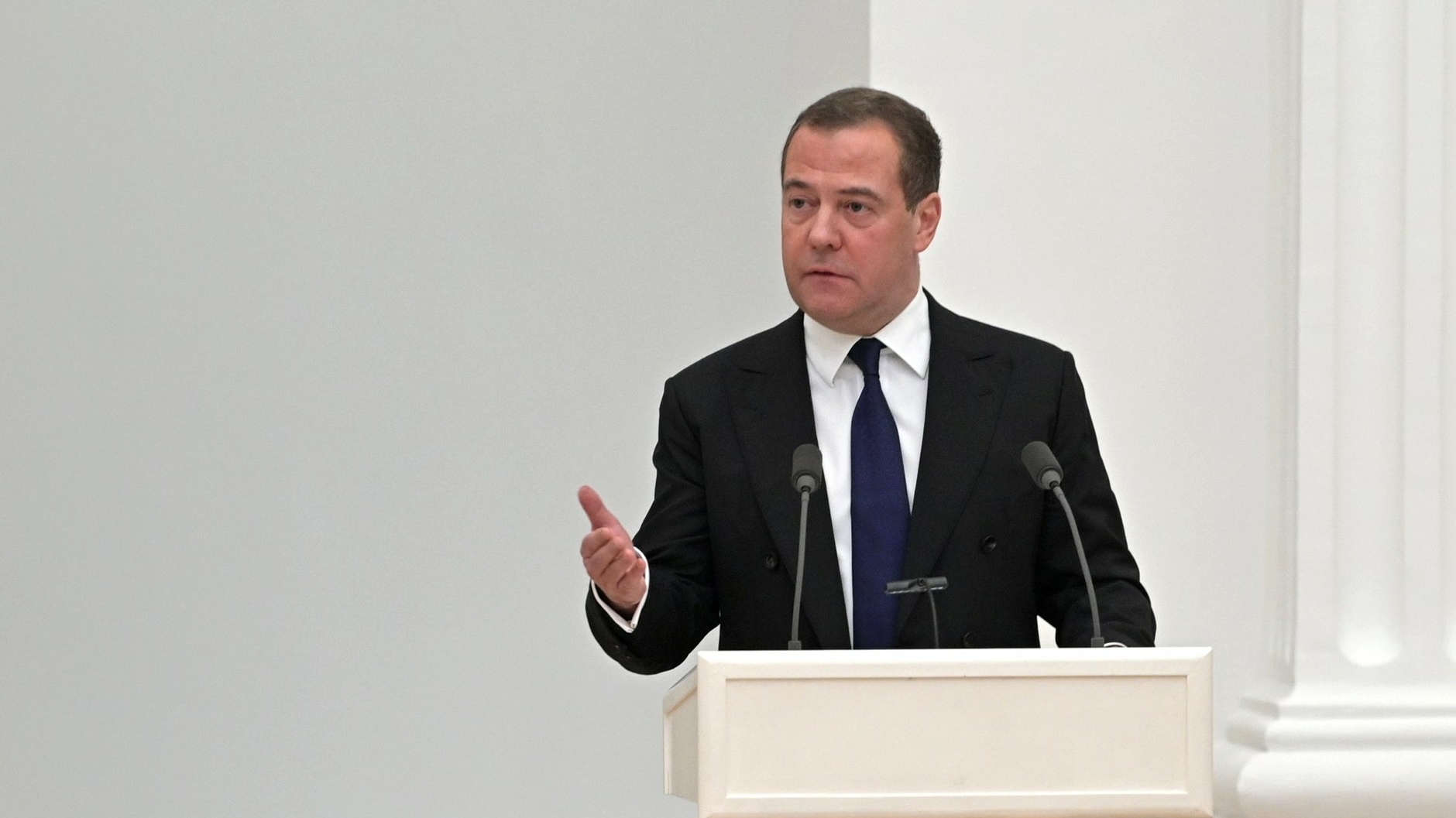 Медведев рассказал шутку про Финляндию и российский танк