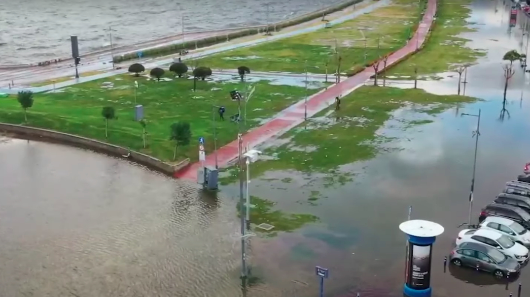 Отдыхающих в Турции спасают на резиновых лодках из затопленных городов