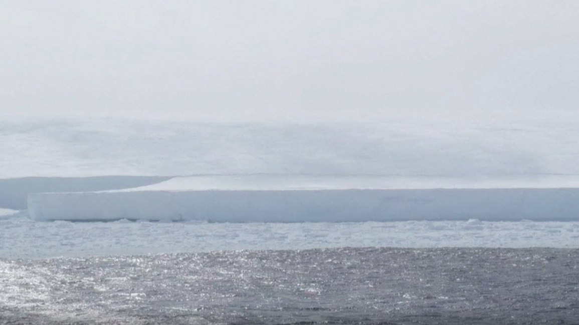 Айсберг размером в два Петербурга вышел в океан