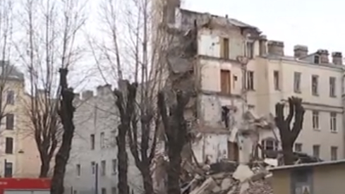 Петербуржец чудом уцелел под обломками рухнувшей шестиэтажки