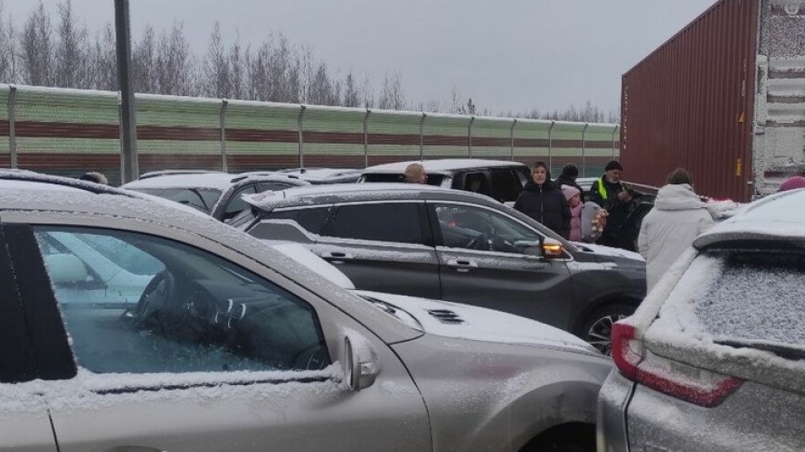 30 машин столкнулись в ДТП на трассе в Новгородской области