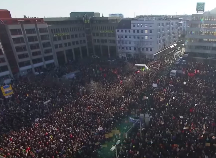 много людей. много людей. скопление людей. людей много их тысячи. три тысячи человек.