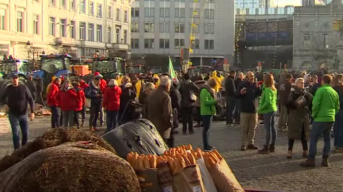 Брюссель заявил об уступке фермерам после затяжных забастовок на тракторах