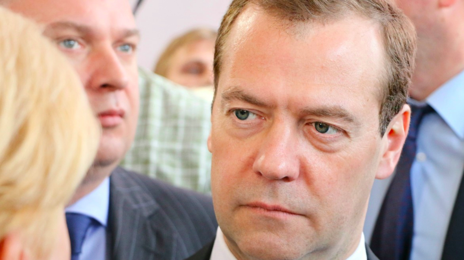Медведев призвал помогать несистемной оппозиции Запада