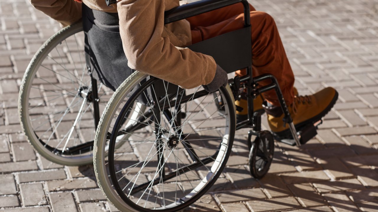 Благодаря сенатору РФ Волошину инвалид из Донбасса незамедлительно получил коляску