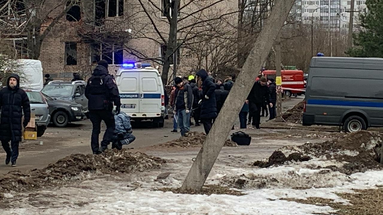 Жители дома района Пискаревки эвакуированы после атаки дрона в  Санкт-Петербурге