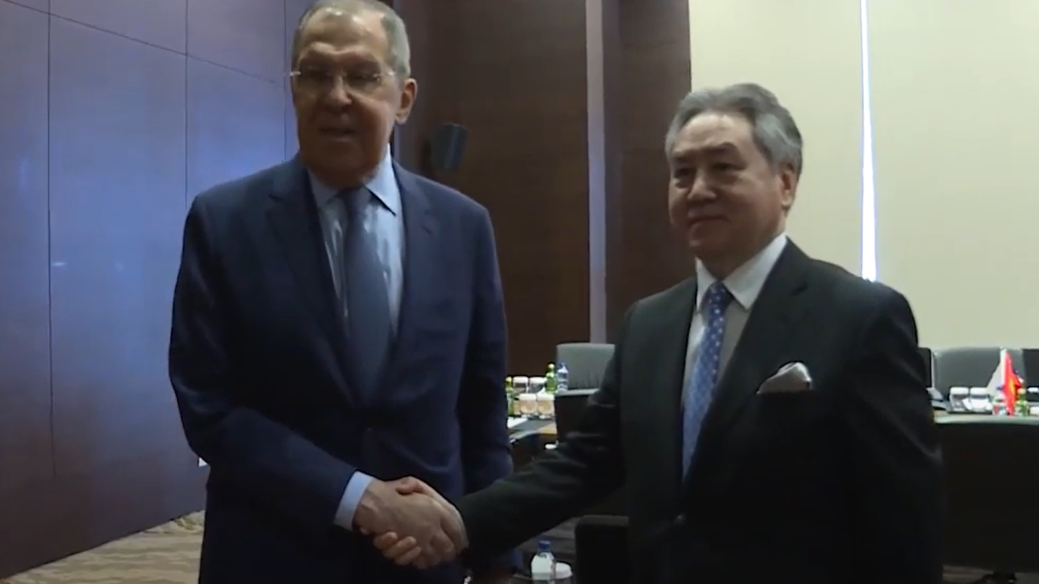 Россия в Анталье проводит переговоры и обмен мнениями с министром Кыргызстана
