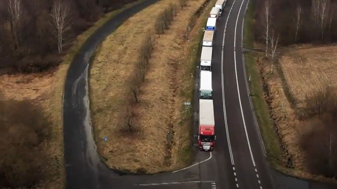Огромная очередь из грузовиков на границе Калининграда и Литвы наконец сократилась