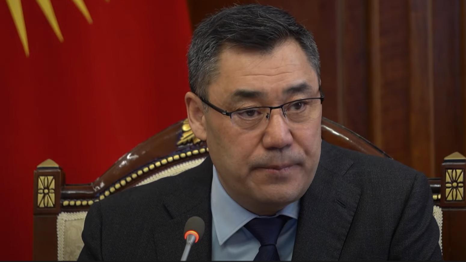 Президент Кыргызстана дал кабмину два года на устранение дефицита учебников