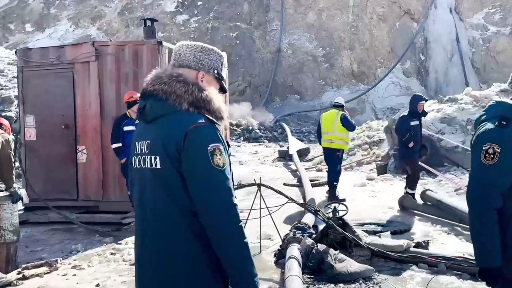 В Амурской области МЧС бурят скважины для доступа к замурованным в руднике горнякам