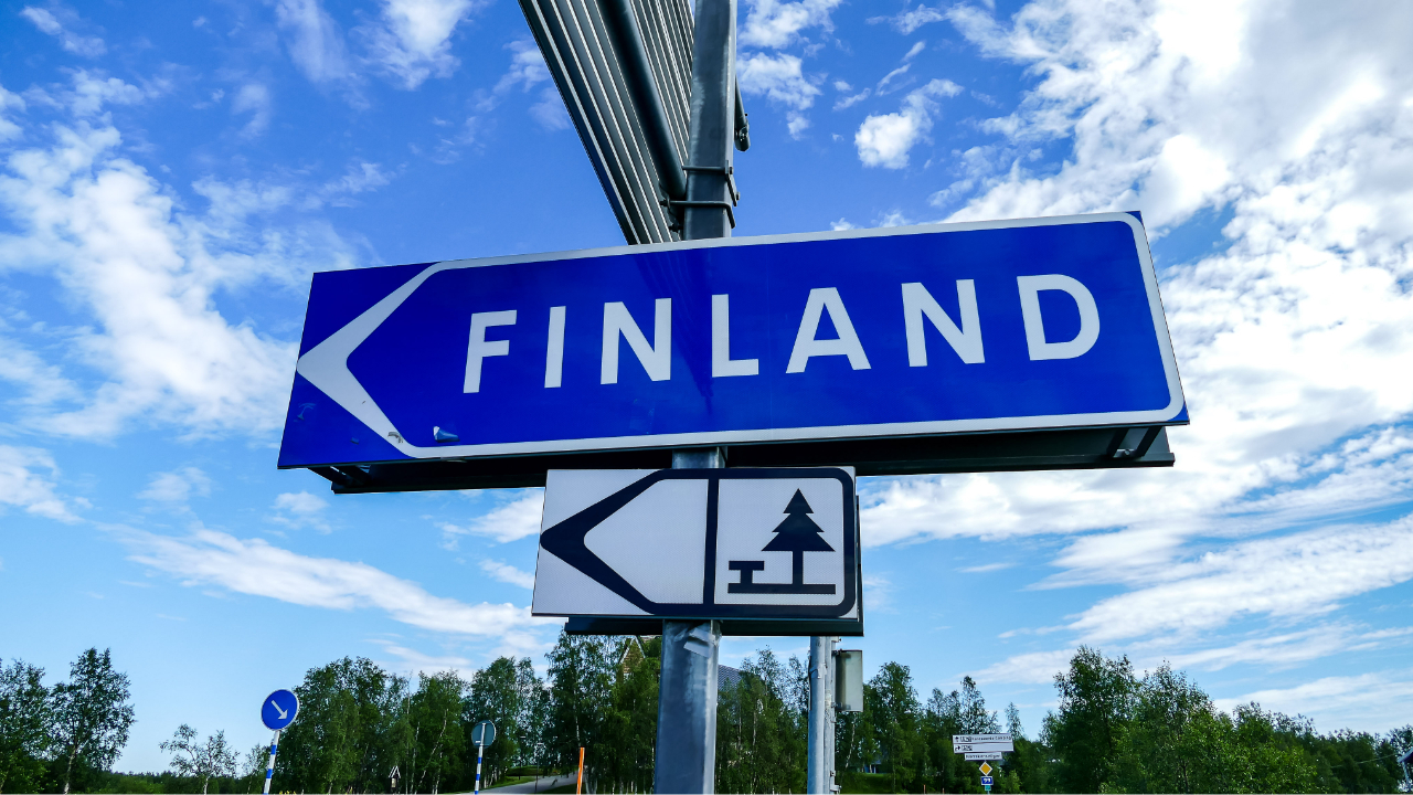 Финские власти отказались демонтировать дорожные знаки с упоминанием Петербурга