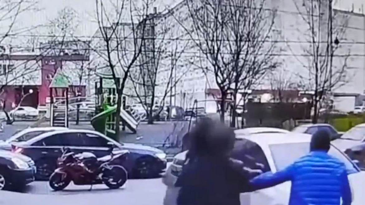 Москвич погиб от руки нелегала из-за замечания убрать авто с тротуара