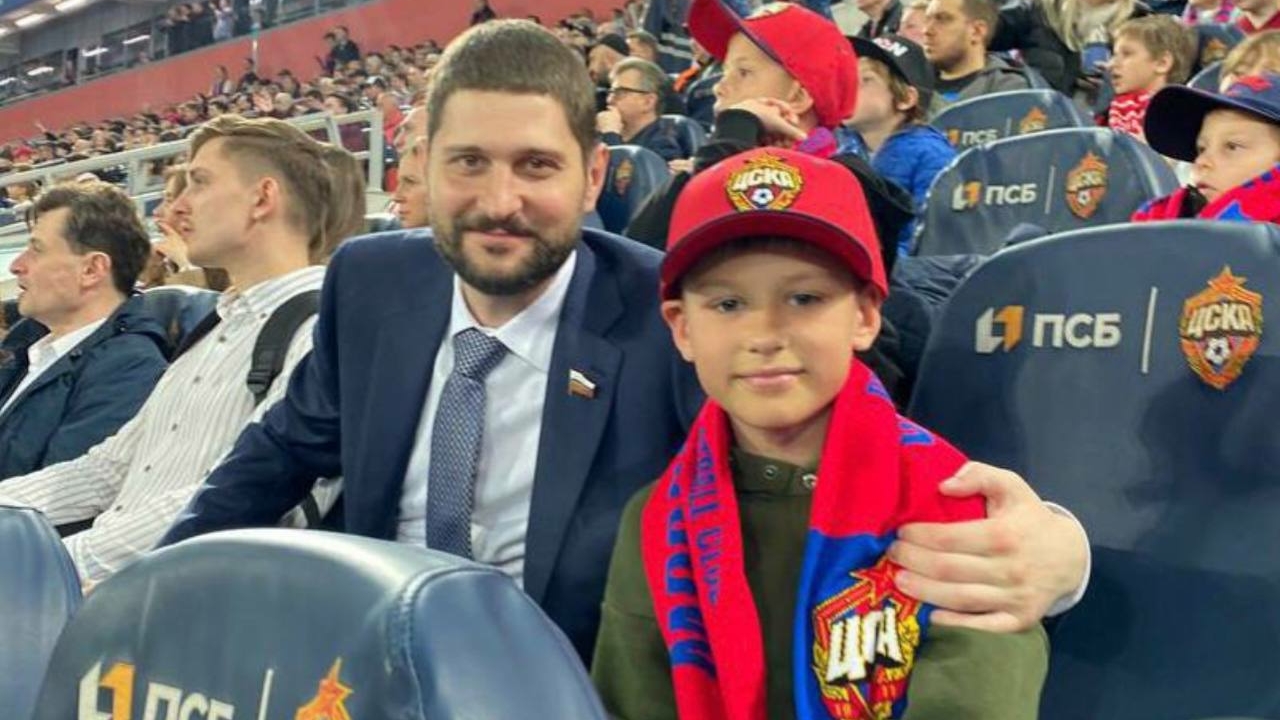 Российский сенатор Волошин осуществил новогоднюю мечту мальчика из ДНР побывать на футбольном матче