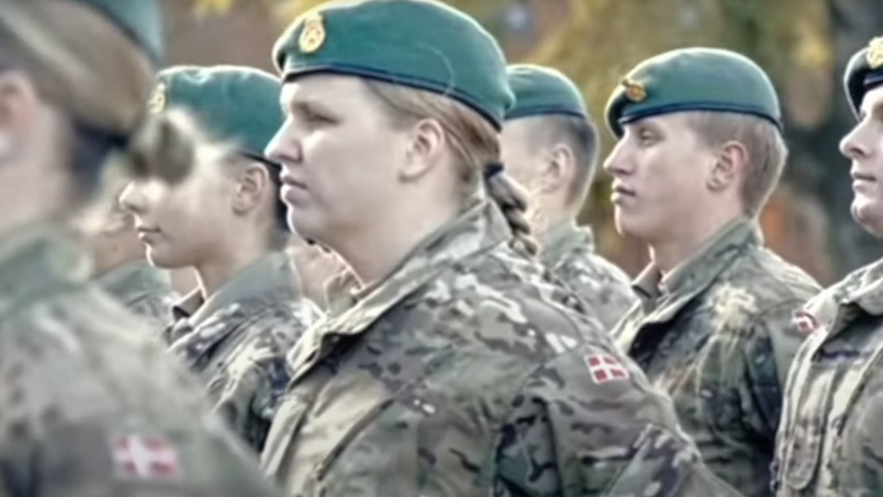 Женщин в Дании хотят обязать служить в армии