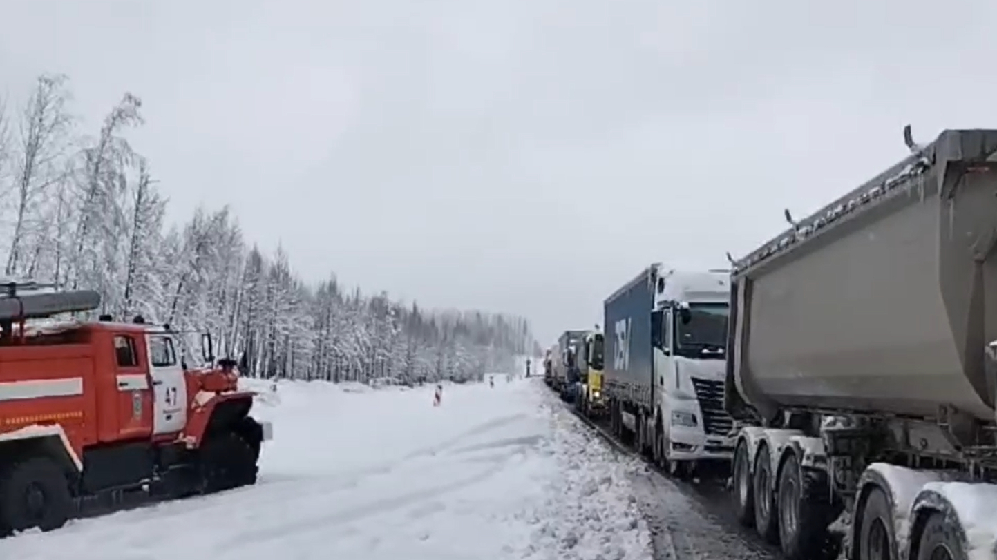 Из-за мощнейшего снегопада на трассе в Свердловской области развернуты пункты обогрева