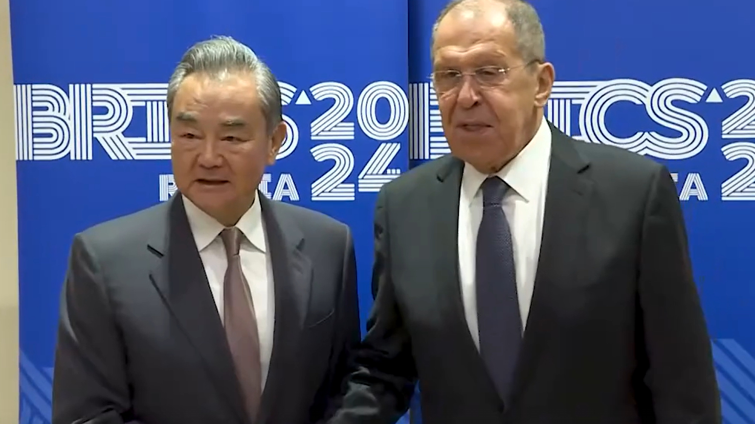 Отсутствие галстука у Ван И, прибывшего на совещание БРИКС, удивило Россию и Китай