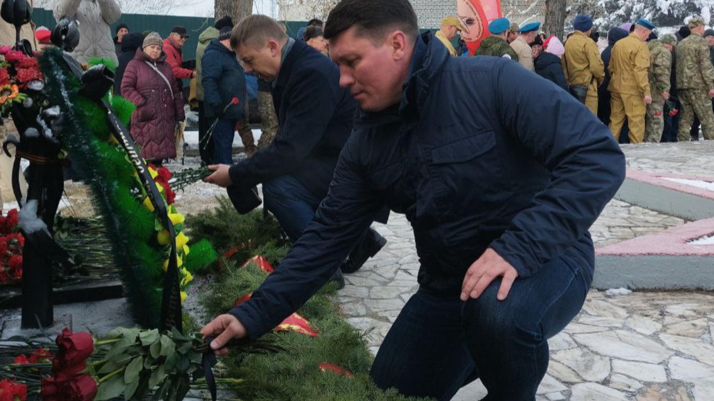 Глава Саяногорска Молодняков почтил память героев, не вернувшихся с полей сражений